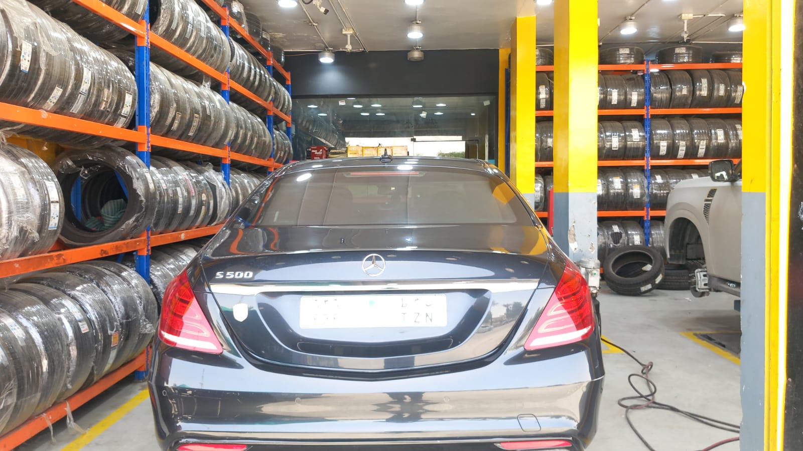 خدمات العناية بالإطارات والميزان لسيارات مرسيدس بنز الفاخرة