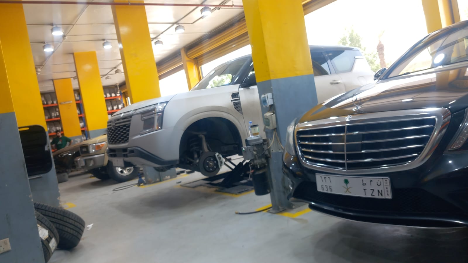 خدمات العناية بالإطارات والميزان لسيارات مرسيدس بنز الفاخرة