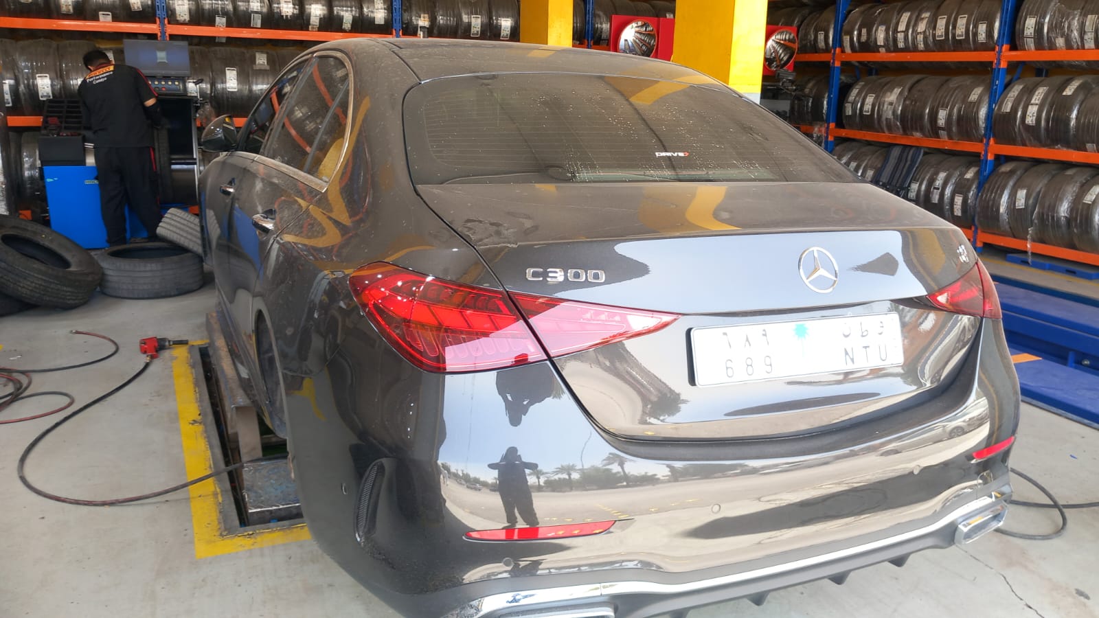 خدمات العناية بالإطارات والميزان لسيارات مرسيدس بنز الفاخرة