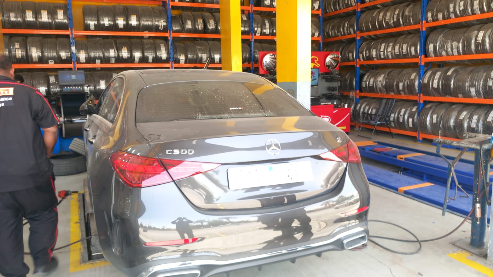 خدمات العناية بالإطارات والميزان لسيارات مرسيدس بنز الفاخرة