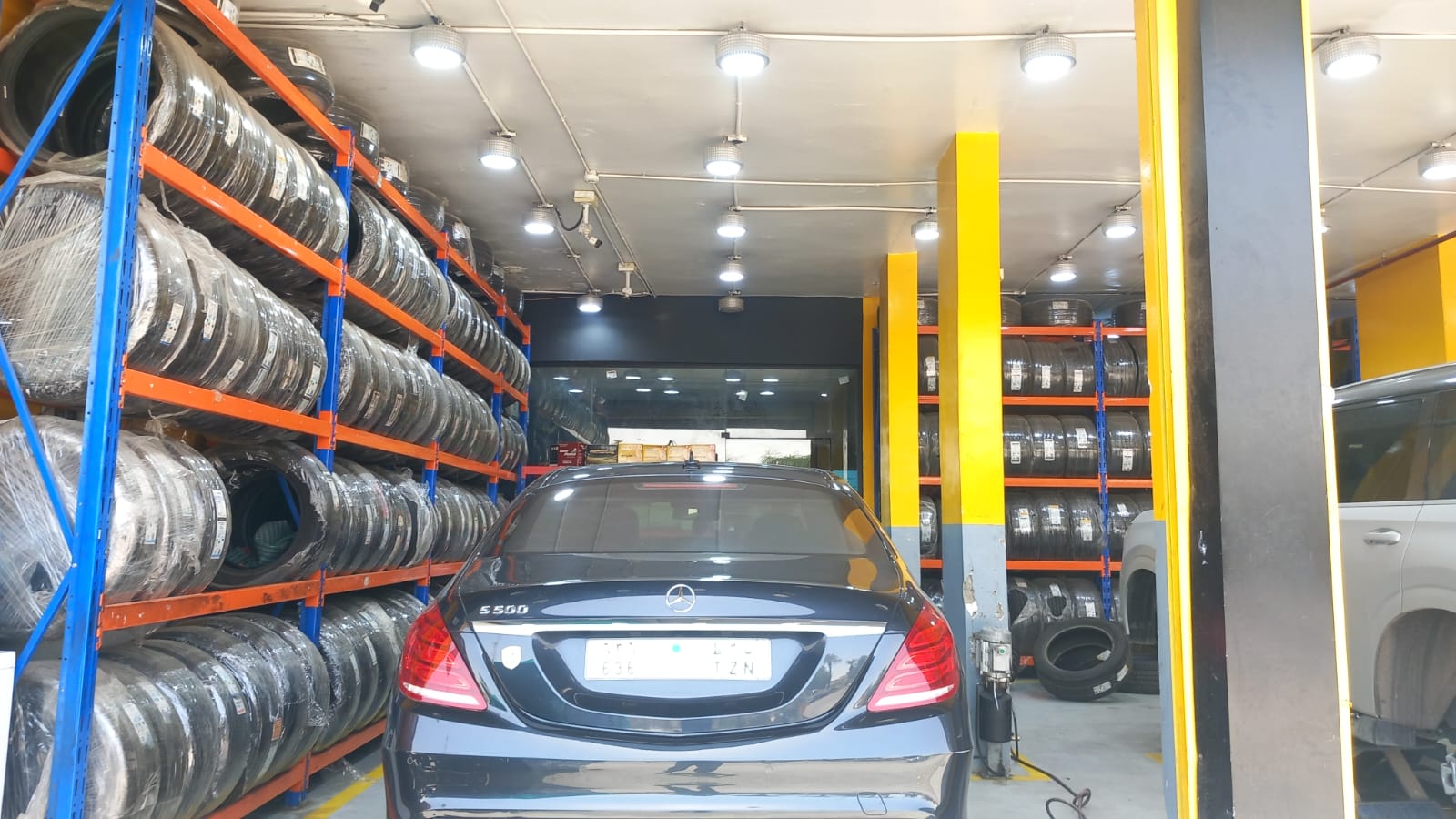 خدمات العناية بالإطارات والميزان لسيارات مرسيدس بنز الفاخرة