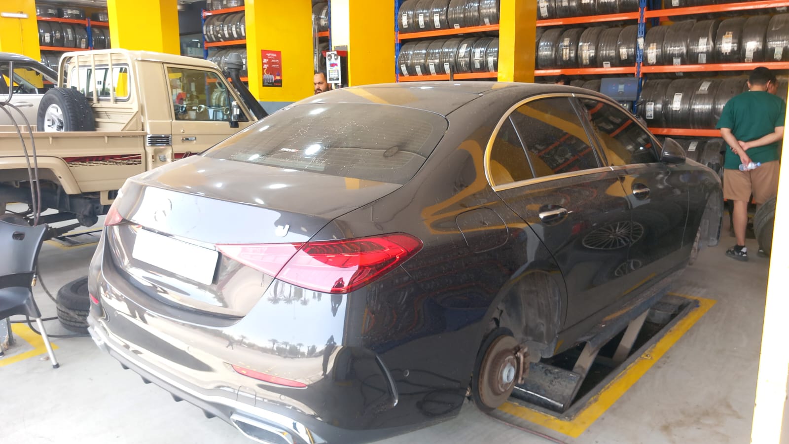 خدمات العناية بالإطارات والميزان لسيارات مرسيدس بنز الفاخرة