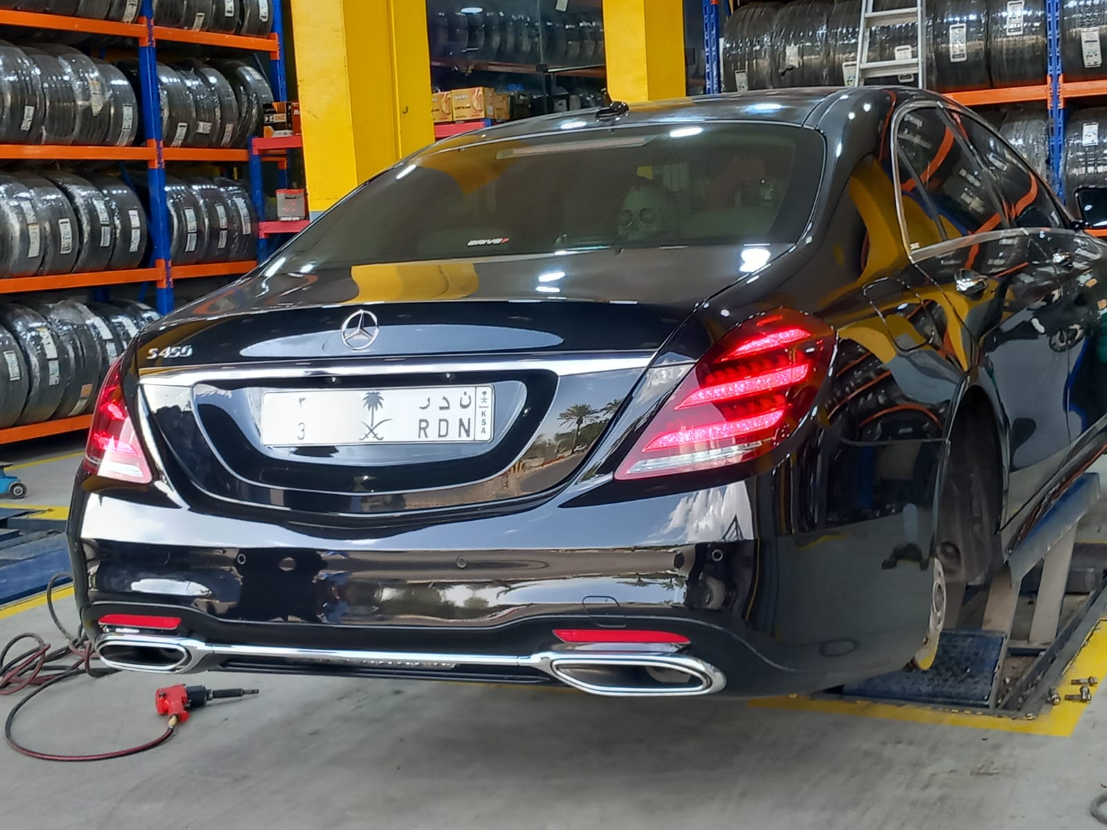 خدمات العناية بالإطارات والميزان لسيارات مرسيدس بنز الفاخرة