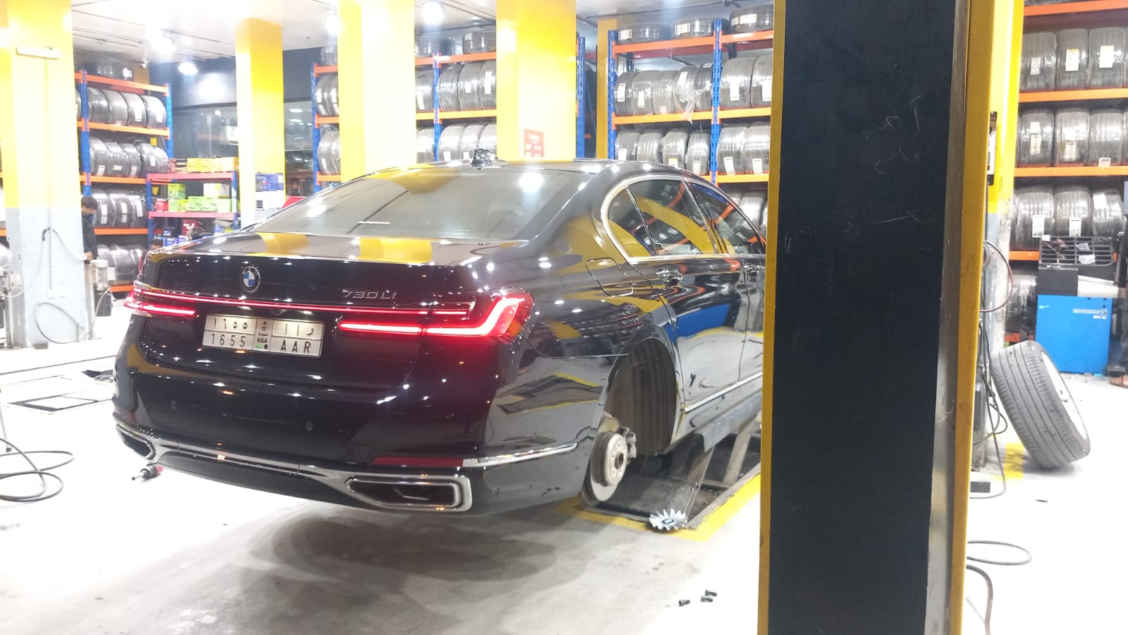 تركيب إطارات وضبط ميزان سيارات BMW الفئة السابعة (730Li)